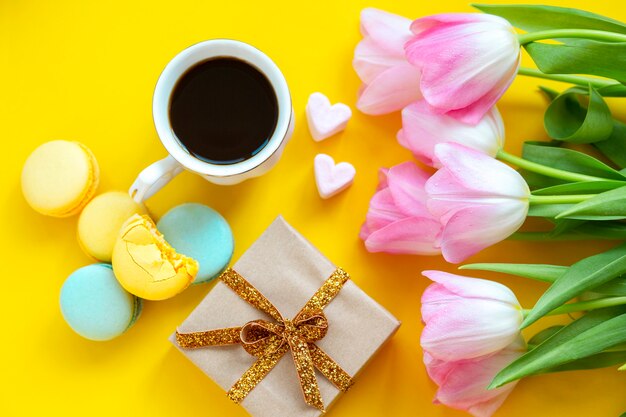 Tasse Kaffee mit Keksen und Blumen. Kaffee mit Macarons.