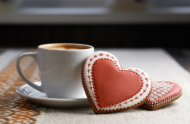 Tasse Kaffee mit Keksen