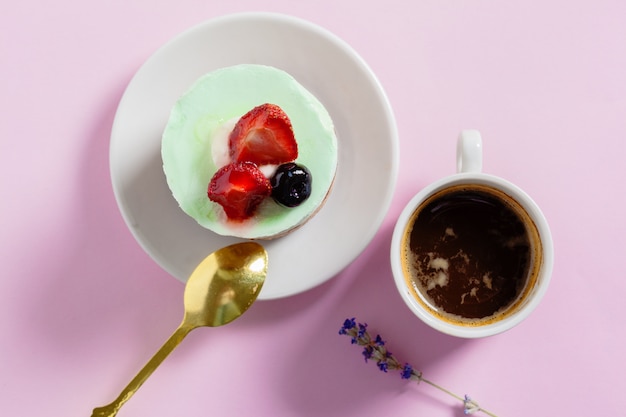 Tasse Kaffee mit Kuchen