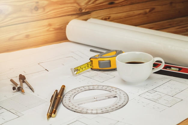 Tasse Kaffee mit Maßwerkzeug und Plan, Architekturkonzept