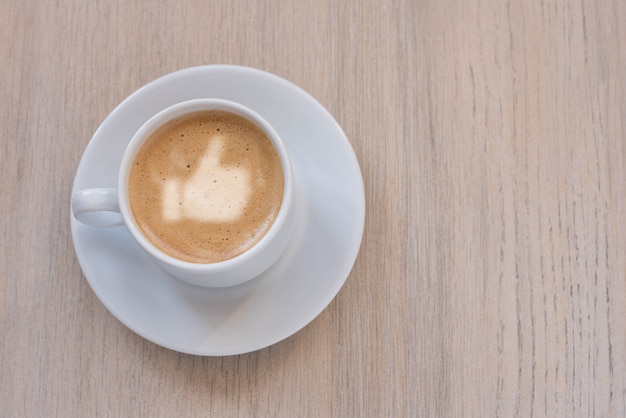 Tasse Kaffee mit Milch, Rohrzucker und ähnlichem Zeichen auf hellem Hintergrund. Draufsicht