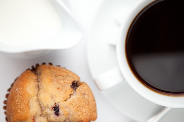 Foto tasse kaffee mit muffin