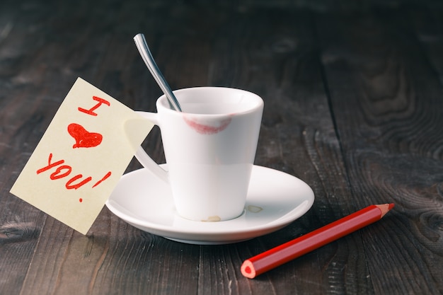 Tasse Kaffee mit roter Lippenstiftmarke