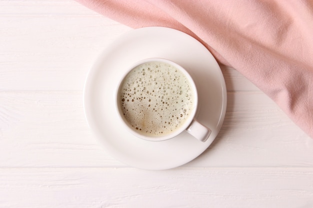 Tasse Kaffee mit Schaum hautnah mit Platz für Text. Foto in hoher Qualität