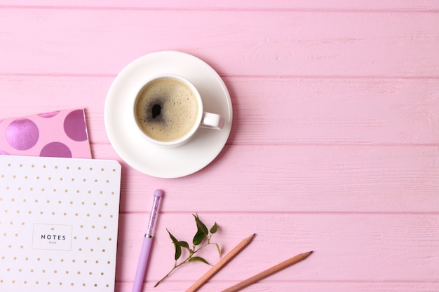 Tasse Kaffee mit Schaum hautnah mit Platz für Text