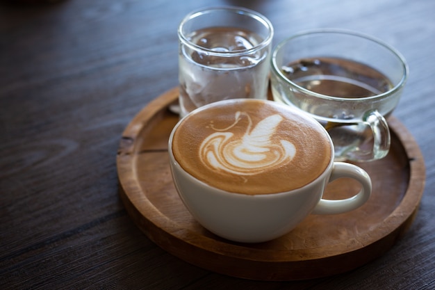 Tasse Kaffee mit schöner Lattekunst