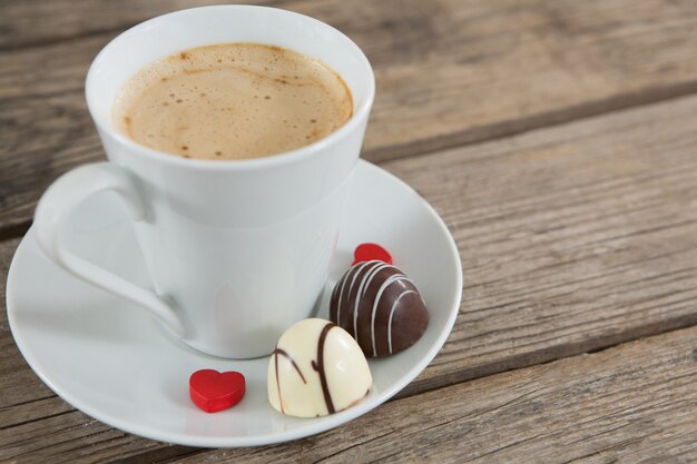 Tasse Kaffee mit Schokolade und Süßwaren