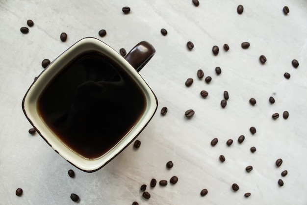 Tasse Kaffee mit Streubohnen