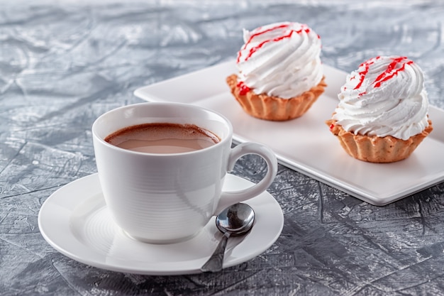 Tasse Kaffee mit Torten mit Schlagsahne