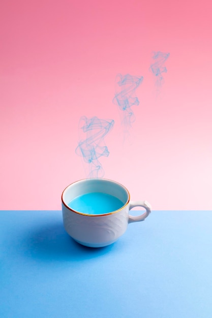 Tasse Kaffee oder Tee mit blauer Flüssigkeit und Rauch mit z Schlafzeichen Hintergrund in 2 Farben rosa und blau Ästhetisches Konzept von Schlaf und Entspannung