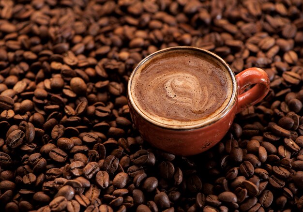 Tasse Kaffee, Schokolade und Gewürz. Hintergrund Kaffeebohnen