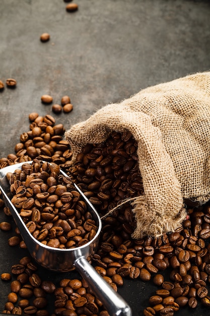 Tasse Kaffee, Tasche und Schaufel auf alten rostigen