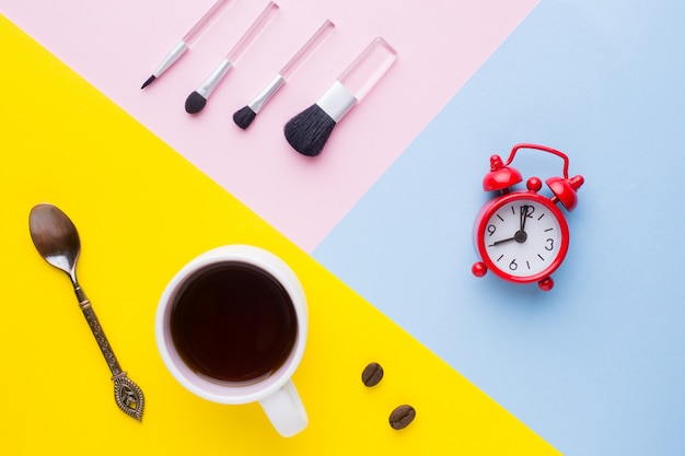 Foto tasse kaffee, uhr und schminkpinsel