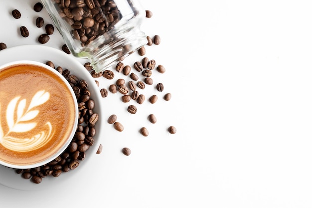 Tasse Kaffee und Bohne auf Draufsicht des weißen Tabellenhintergrundes