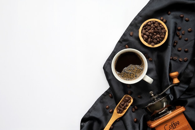 Tasse kaffee und bohnen lokalisiert auf weiß