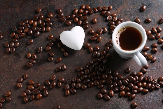 Tasse Kaffee und Bohnen