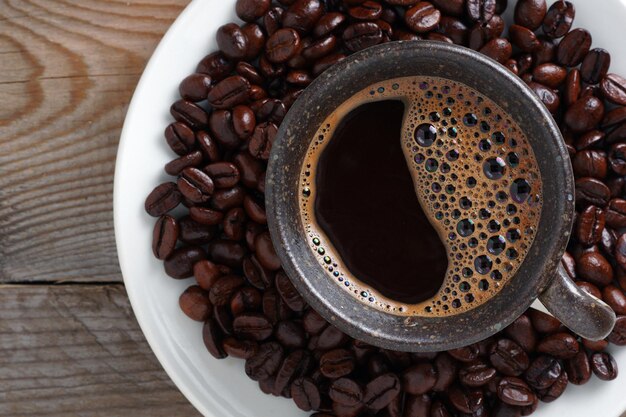 Tasse Kaffee und Bohnen