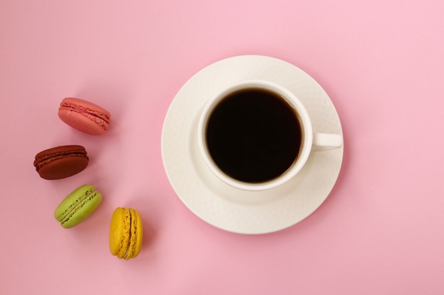 Tasse Kaffee und bunte französische Makronen