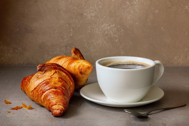 Tasse Kaffee und Croissants