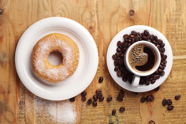 Tasse Kaffee und Donut Draufsicht