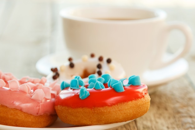 Tasse Kaffee und Donuts