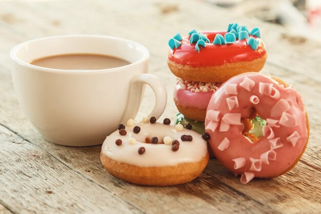 Tasse Kaffee und Donuts