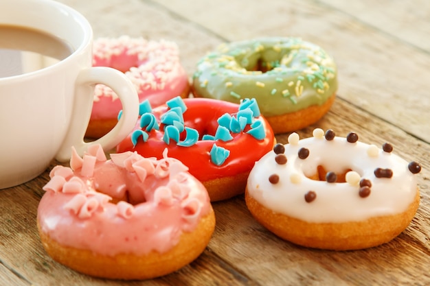 Tasse Kaffee und Donuts