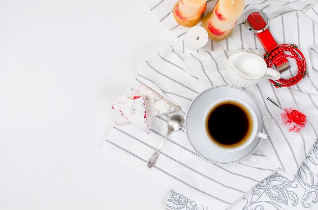 Tasse Kaffee und ein Preiselbeerkuchen zum Frühstück