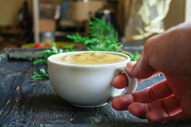 Tasse Kaffee und Fichte auf dem Tisch