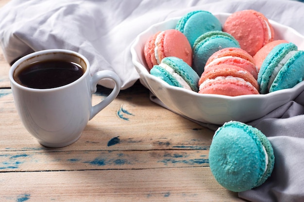 Tasse Kaffee und Französisch-Makaron auf einem Holztisch