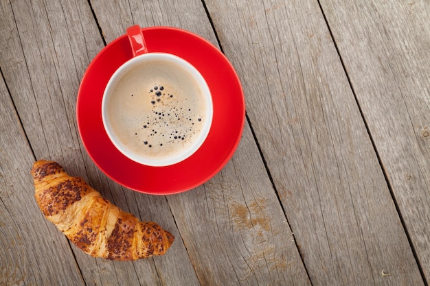 Tasse Kaffee und frisches Croissant