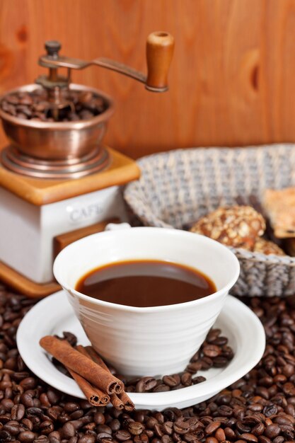 Tasse Kaffee und geröstete Bohnen