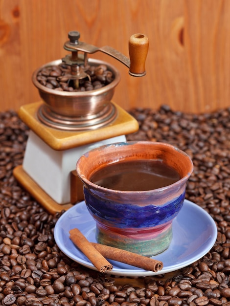 Tasse Kaffee und geröstete Bohnen