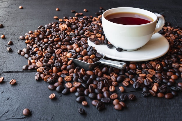 Tasse Kaffee und geröstete Kaffeebohnen