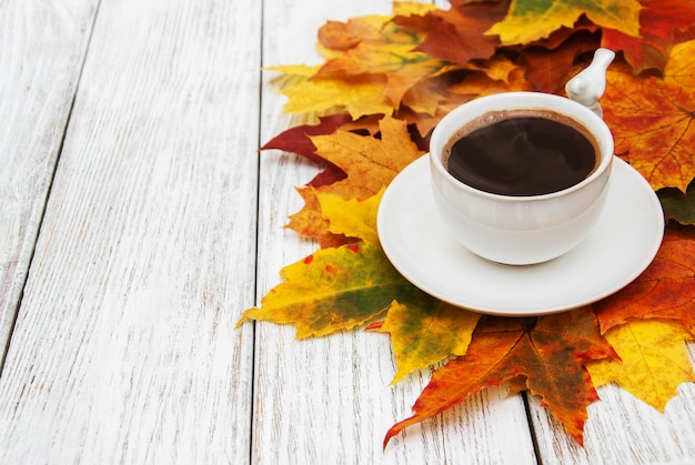 Tasse Kaffee und Herbstlaub