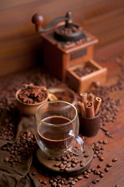 Tasse Kaffee und Kaffeebohnen auf dem Tisch