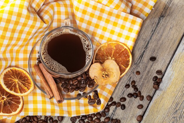 Tasse Kaffee und Kaffeebohnen auf Tabelle