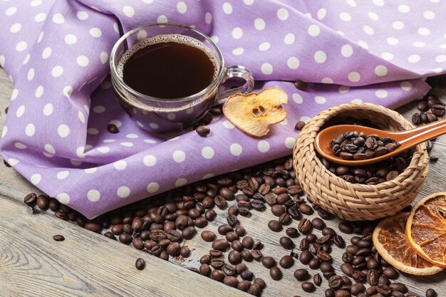 Tasse Kaffee und Kaffeebohnen auf Tabelle