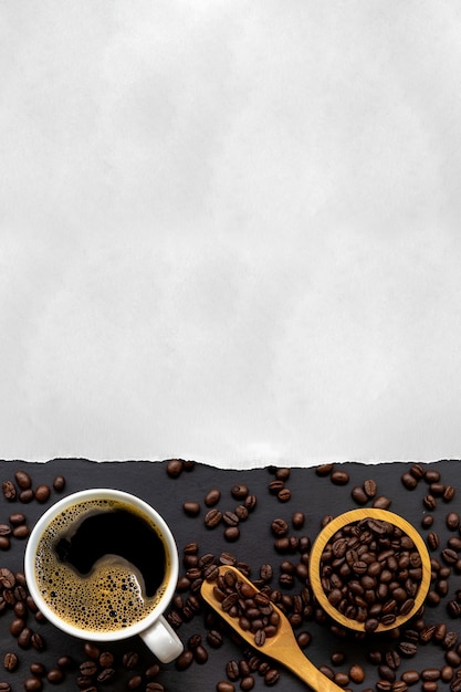 Tasse Kaffee und Kaffeebohnen