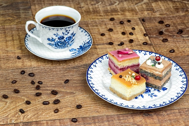 Tasse Kaffee und Kuchen auf einem Teller