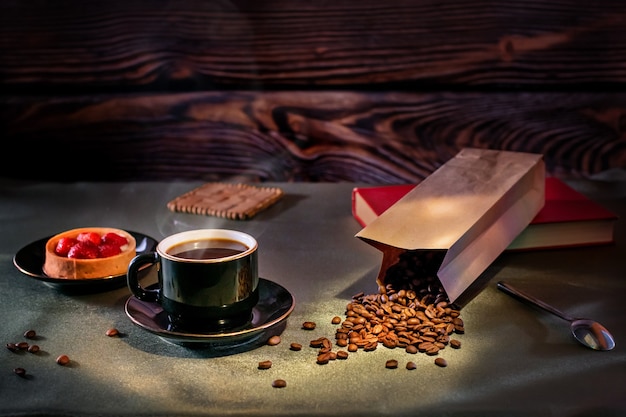 Tasse Kaffee und Kuchen mit Erdbeeren