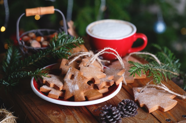 Tasse Kaffee und Lebkuchen und Weihnachtsschmuck