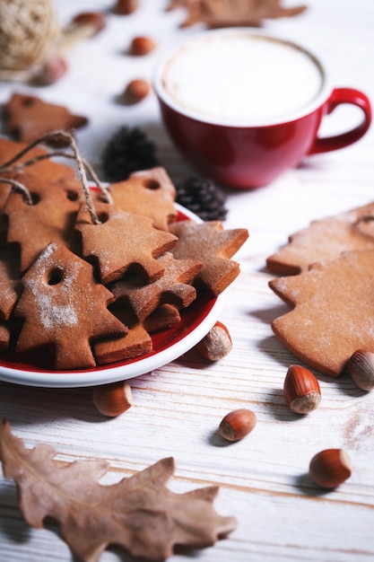 Tasse Kaffee und Lebkuchen und Weihnachtsschmuck