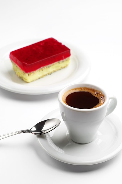 Tasse Kaffee und leckerer Erdbeerkuchen mit Mohn