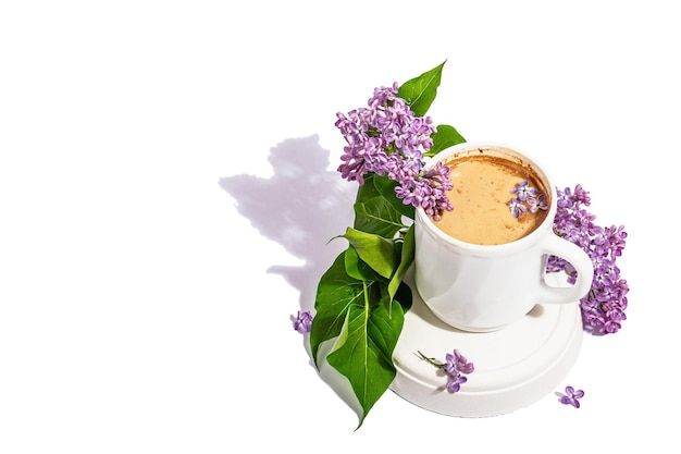 Tasse Kaffee und lila Blumen Blumenstrauß isoliert auf weißem Hintergrund Frühstück Frühling Konzept