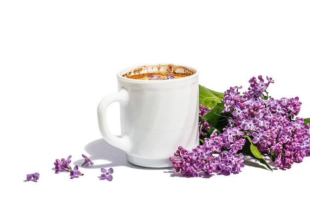 Tasse Kaffee und lila Blumen Blumenstrauß isoliert auf weißem Hintergrund Frühstück Frühling Konzept