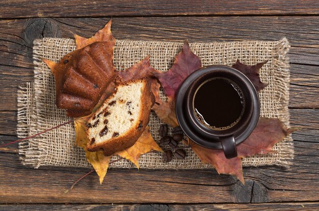 Tasse Kaffee und Muffins mit Rosinen