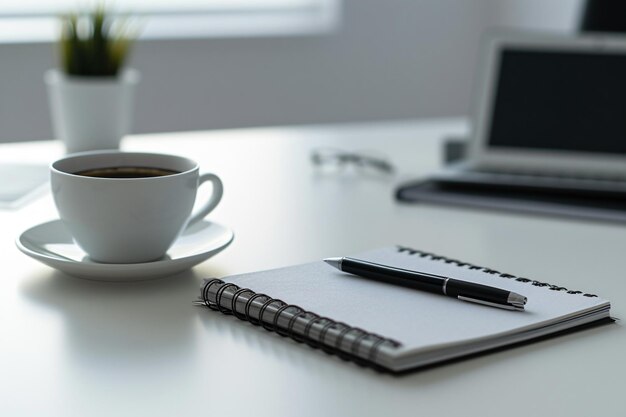 Tasse Kaffee und Notebook auf dem Tisch für minimalistische Foto-Branding