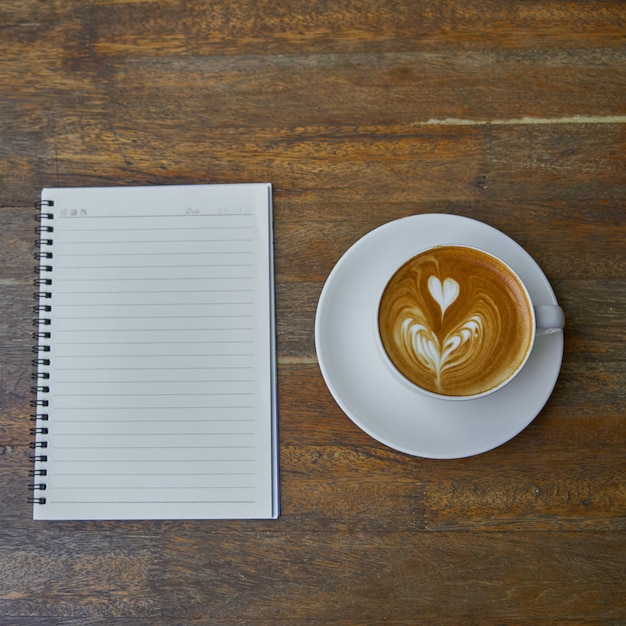 Tasse Kaffee und Notebook