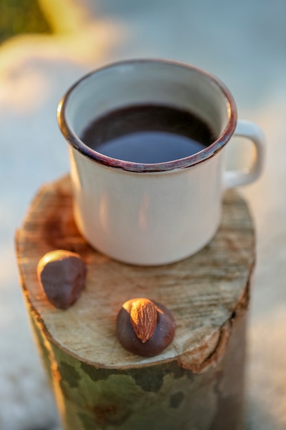 Tasse Kaffee und Pralinen auf dem Kofferraum